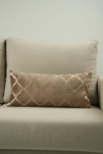 Coussin marron sérigraphié - Motif beige rosé