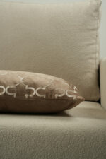 Coussin marron sérigraphié - Motif beige rosé – Image 2