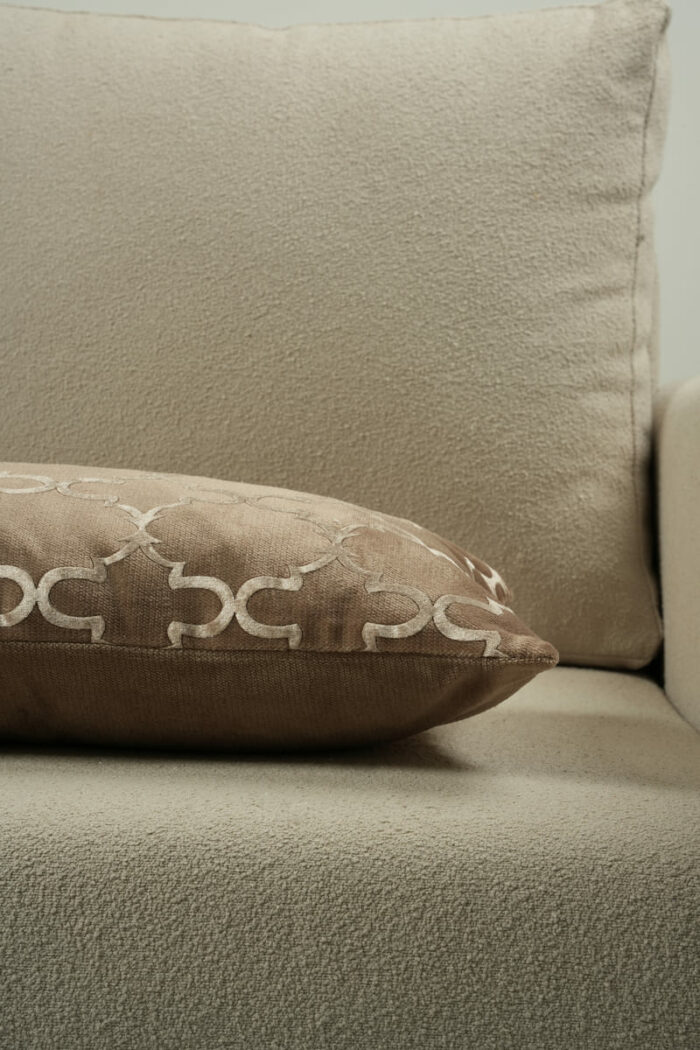 Coussin marron sérigraphié - Motif beige rosé – Image 2