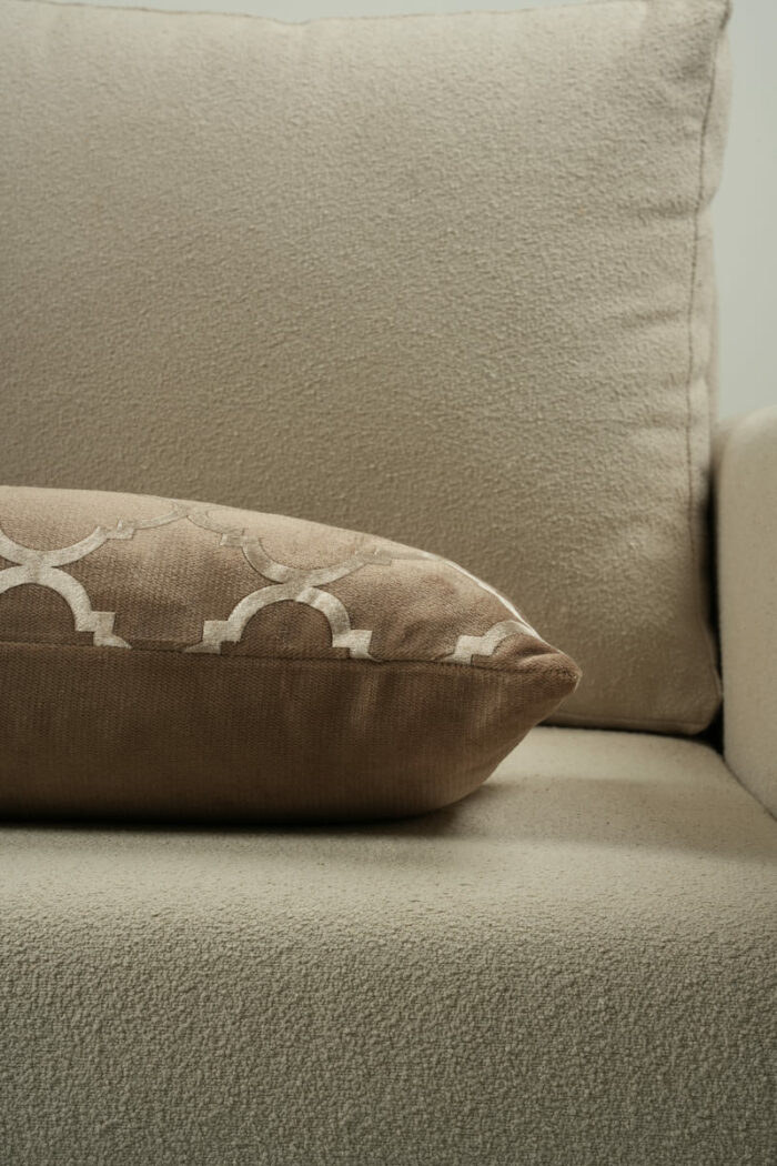 Coussin marron sérigraphié - Motif beige rosé – Image 3