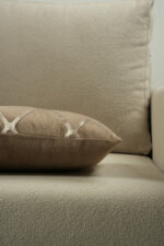Coussin marron sérigraphié - Motif beige rosé – Image 2