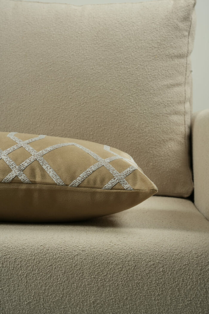 Coussin marron sérigraphié - Motif gris moucheté – Image 2