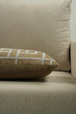 Coussin marron sérigraphié - Motif gris moucheté – Image 2