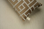 Coussin marron sérigraphié - Motif gris moucheté – Image 3