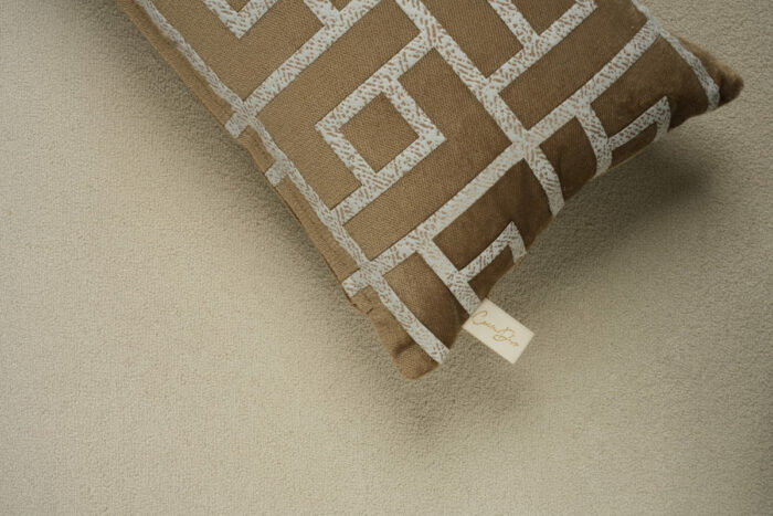 Coussin marron sérigraphié - Motif gris moucheté – Image 3