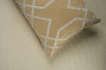 Coussin marron sérigraphié - Motif gris moucheté – Image 3