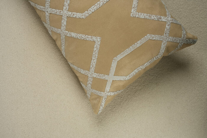 Coussin marron sérigraphié - Motif gris moucheté – Image 3