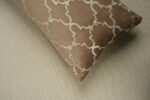 Coussin marron sérigraphié - Motif beige rosé – Image 3