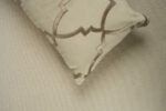 Coussin grège clair sérigraphié - Motif bronze – Image 2