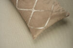 Coussin marron sérigraphié - Motif beige rosé – Image 3