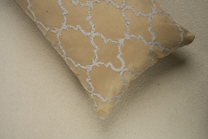 Coussin marron sérigraphié - Motif gris moucheté – Image 3