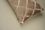 Coussin marron sérigraphié - Motif beige rosé – Image 2