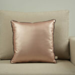 Coussin similicuir rose - bords violet foncé