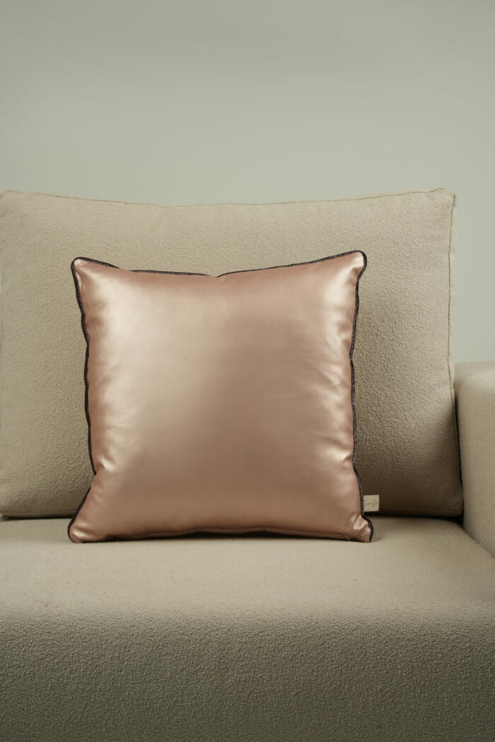 Coussin cuir vegan rose - bords violet foncé – Image 1