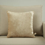 Coussin velours beige - bords dorés
