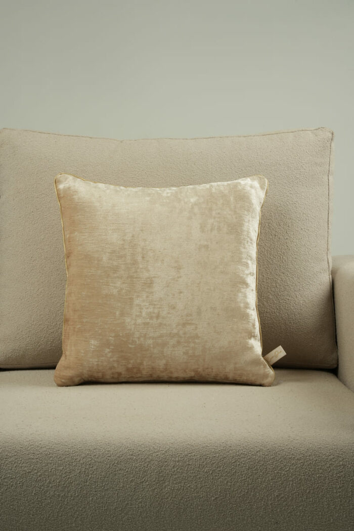 Coussin velours beige - bords dorés – Image 1