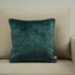 Coussin vert en velours de soie - bords verts