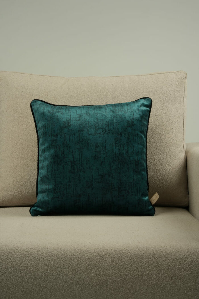 Coussin vert en velours de soie - bords noirs – Image 1