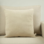 Coussin bouclette beige
