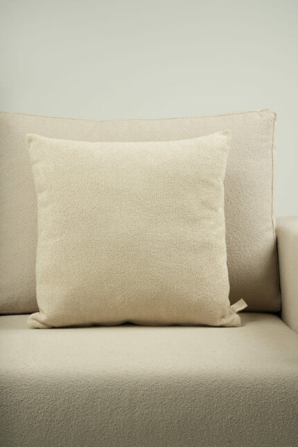 Coussin bouclette beige