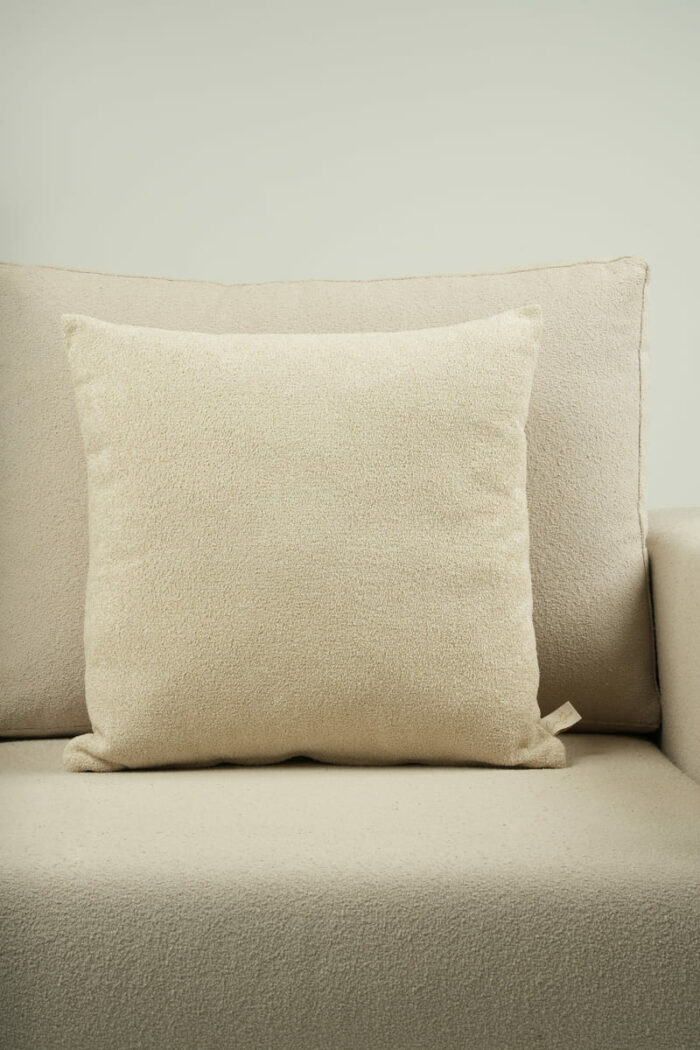 Coussin bouclette beige – Image 1