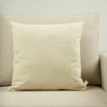 Coussin bouclette blanc cassé