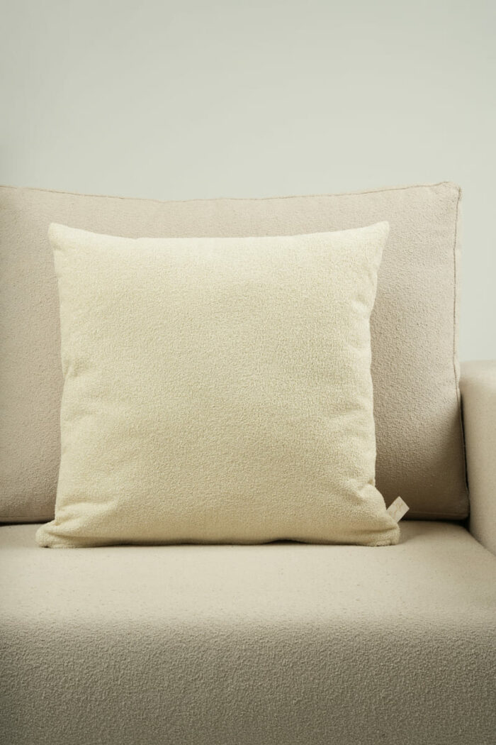 Coussin bouclette blanc cassé – Image 1
