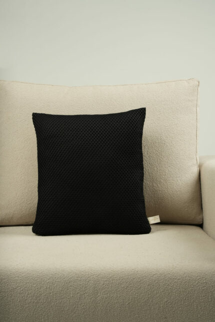 Coussin noir motif nid d'abeilles