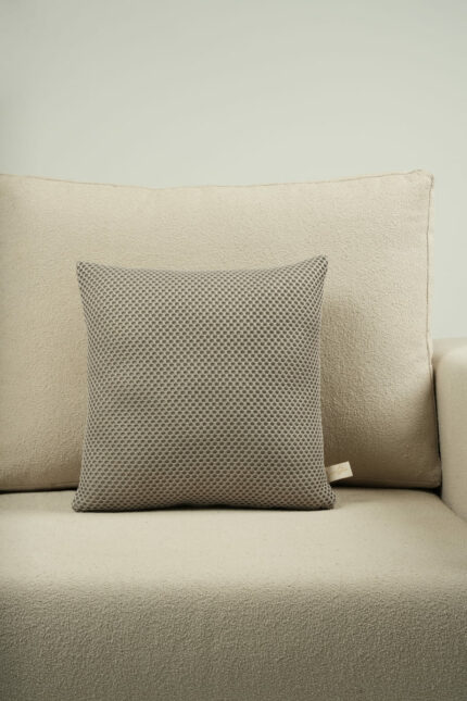 Coussin gris motif nid d'abeilles