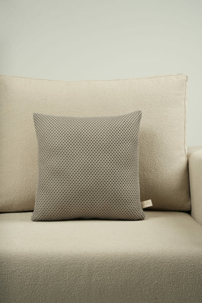 Coussin gris motif nid d'abeilles – Image 1