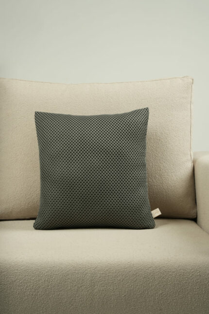 Coussin gris foncé motif nid d'abeilles