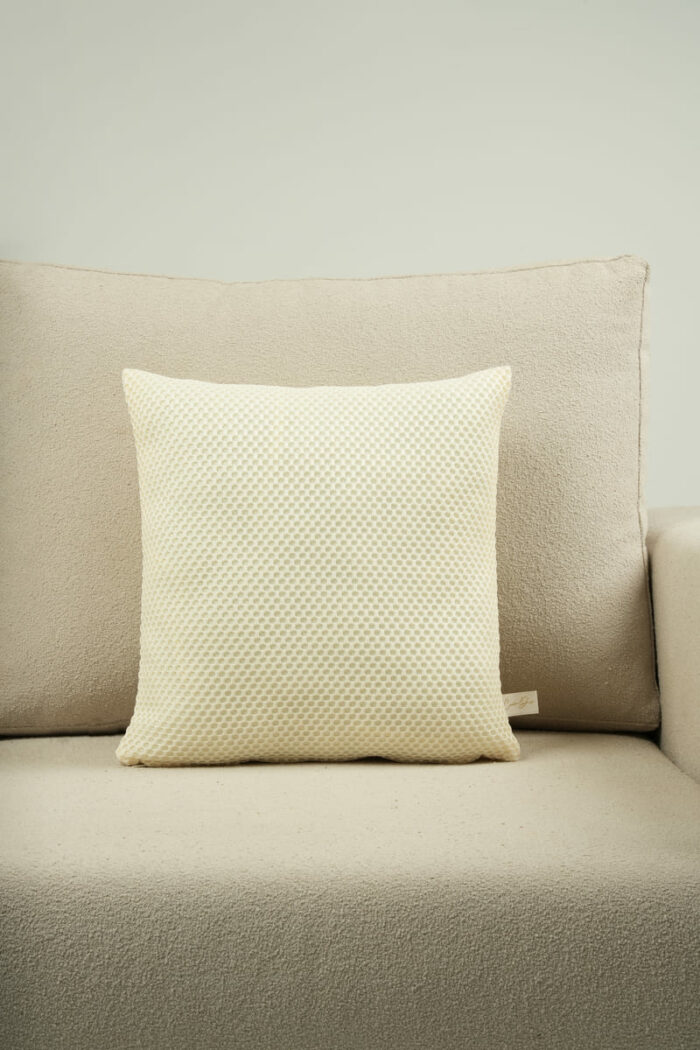 Coussin beige motif nid d'abeilles – Image 1