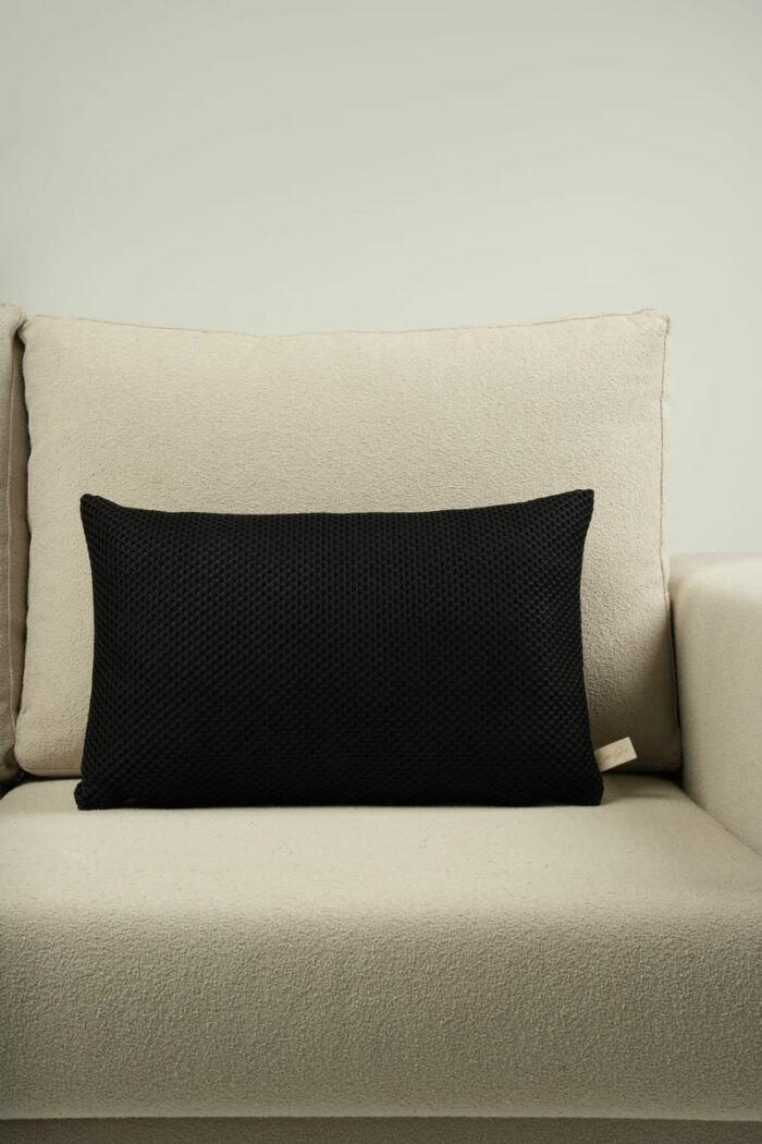 Coussin noir motif nid d'abeilles – Image 1