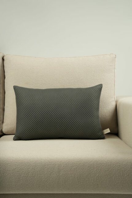 Coussin gris foncé motif nid d'abeilles