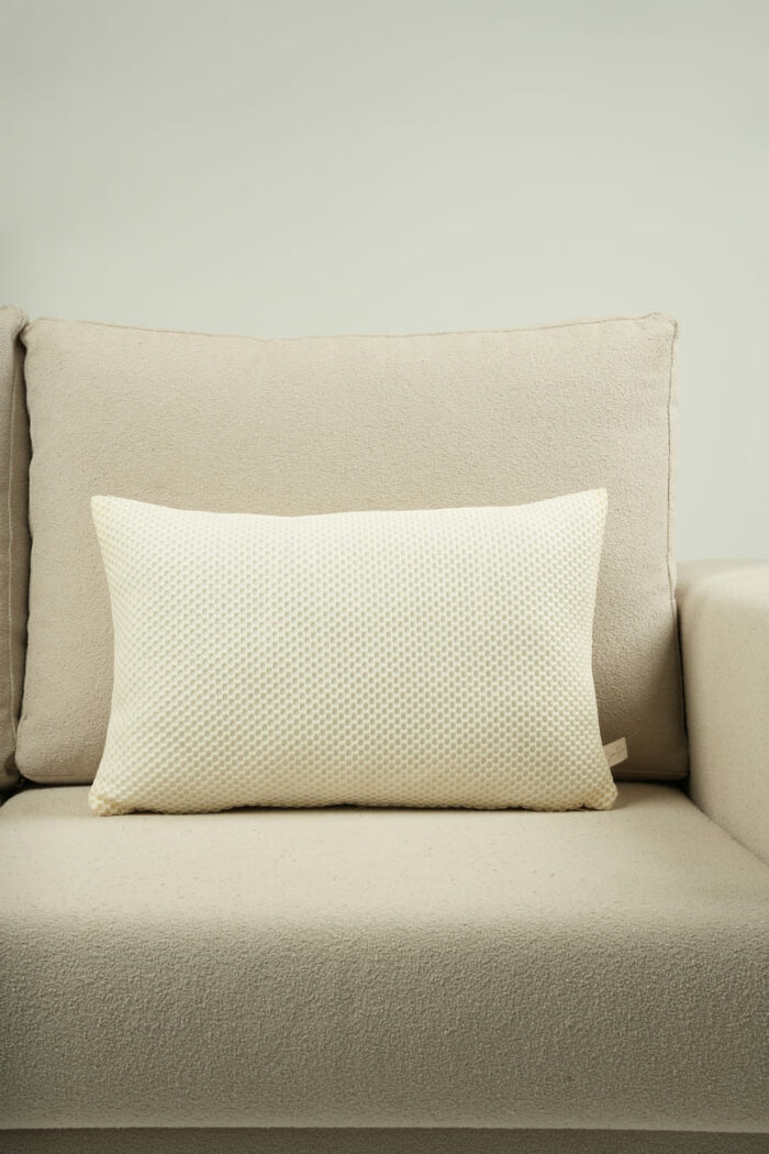 Coussin beige motif nid d'abeilles – Image 1