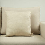 Coussin beige clair effet marbré