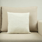 Coussin blanc cassé en crochet