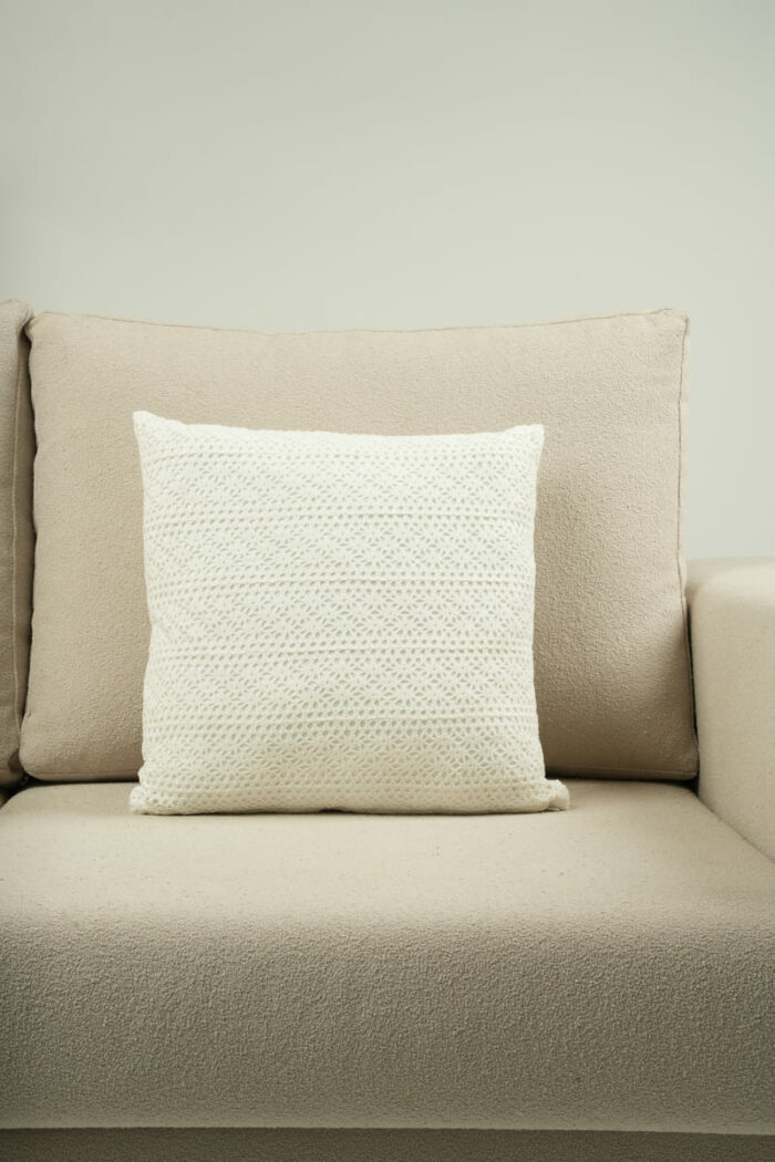 Coussin blanc cassé en crochet – Image 1