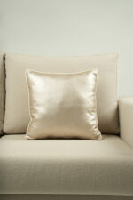 Coussin cuir vegan grège clair - bords blancs