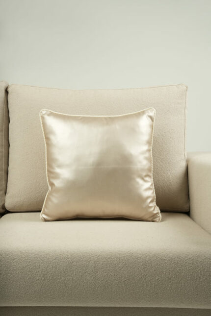 Coussin cuir vegan grège clair - bords blancs