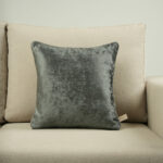 Coussin velours gris foncé - bords gris clair