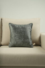 Coussin velours gris foncé - bords gris clair