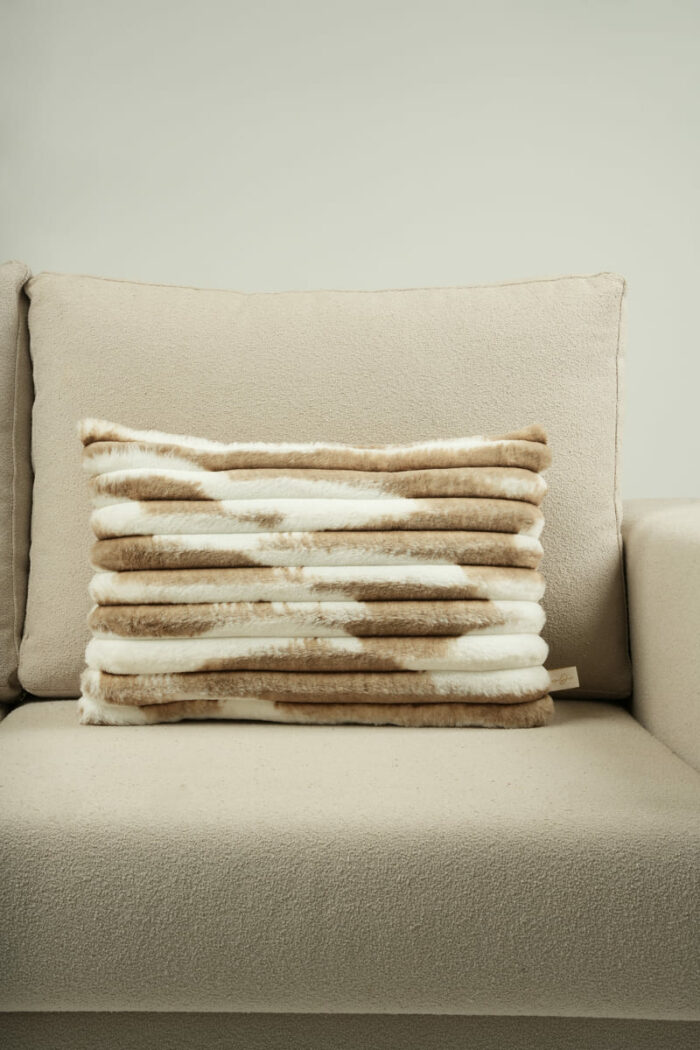 Coussin beige et blanc en fausse fourrure – Image 1