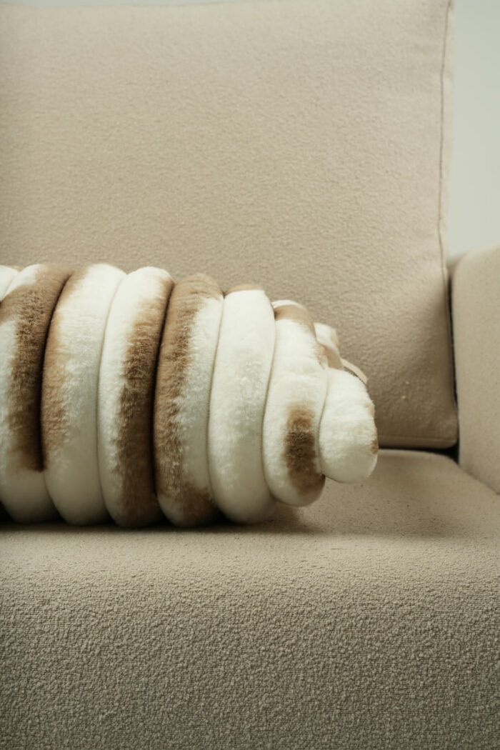 Coussin beige et blanc en fausse fourrure – Image 2