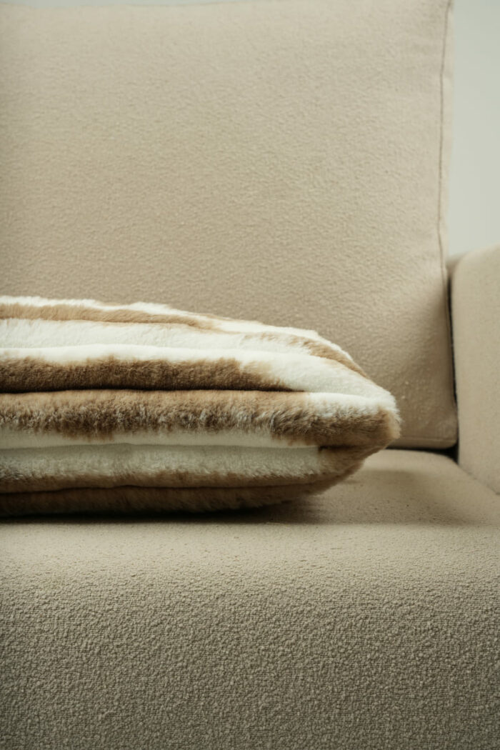 Coussin beige et blanc en fausse fourrure – Image 2