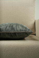 Coussin velours gris foncé - bords gris clair – Image 2