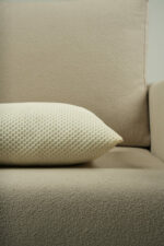 Coussin beige motif nid d'abeilles – Image 2