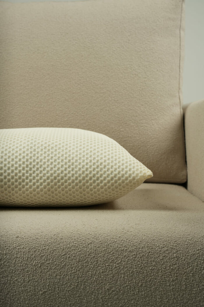 Coussin beige motif nid d'abeilles – Image 2