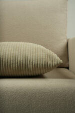 Coussin rayé grège – Image 2