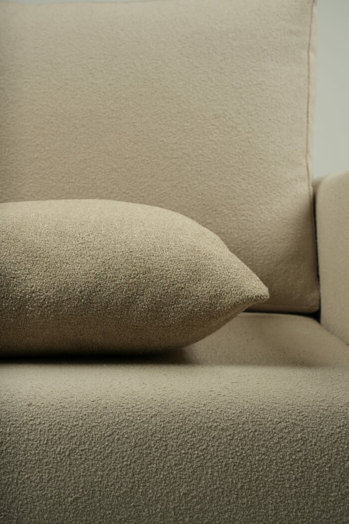 Coussin bouclette beige – Image 2
